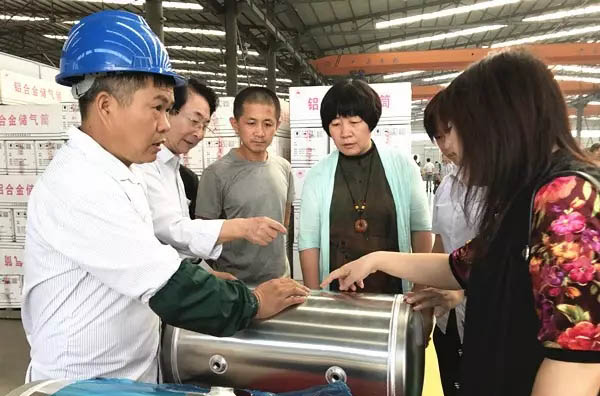 山東省裝備制造業(yè)協(xié)會會長高玲（左四）參觀水泊焊割產(chǎn)品